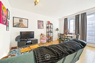 In het hart van Brussel, op een toplocatie nabij de Kunstberg en de Zavel, bevindt zich dit charmante appartement met een bewoonbare oppervlakte van ongeveer 66m². Dankzij de doordachte indeling, de aangename lichtinval en de centrale ligging vormt dit appartement een ideale uitvalsbasis voor wie comfortabel wil wonen in de hoofdstad.<br /><br />Het appartement verwelkomt u via een inkomhal met apart gastentoilet. De ruime leefruimte biedt voldoende plaats voor een gezellige zit- en eethoek en sluit aan op de volledig uitgeruste keuken. Verder beschikt het appartement over een slaapkamer, een badkamer. Mogelijkheid tot het huren van een parkeerplaats. <br /><br />EPC: C + <br />Provisie gemeenschappelijke lasten: €105/maand. Provisie water en verzekering: €40/maand. <br /><br />De buurt combineert het bruisende stadsleven met een rijk cultureel aanbod. Musea, galerijen, winkels, restaurants en gezellige cafés bevinden zich op wandelafstand. Bovendien zorgen de uitstekende verbindingen met het openbaar vervoer voor een vlotte bereikbaarheid van alle delen van de stad.