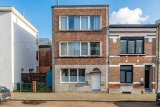 Knus 1 SLK-appartement in klein gebouw (HOB). Indeling:Met de trap bereiken we deze tweede en hoogste verdieping.De woonkamer is gezellig ingericht...