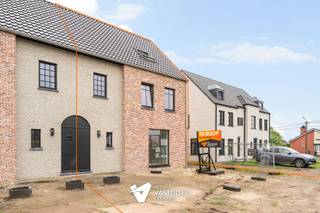 <p><span>Ruime nieuwbouwwoning op rustige, centrale ligging.</span></p><p><span> </span></p><p><span>Belangrijkste troeven:</span></p><p><span>- Ruime woning met 225m² bewoonbare oppervlakte</span></p><p><span>- De beste technieken: vloerverwarming + koeling (ook op slaapkamers) via warmtepomp</span></p><p><span>- Vrije keuze van afwerking volgens lastenboek</span></p><p><span>- Praktische indeling met mooie ruimtes</span></p><p><span>- Vaste trap naar 2e verdieping voor mogelijks 2 extra (slaap)kamers!</span></p><p><span>- Zuidgerichte tuin wordt aangelegd met terras, gazon, omheining en oprit</span></p><p><span>- Ideale ligging in een rustige straat en op wandelafstand van centrum</span></p><p><span> </span></p><p><span>Bekijk zeker ook de grondplannen met de afmetingen. Zo krijgt u van thuis uit al een perfect beeld van wat deze woning te bieden heeft!</span></p><p><span> </span></p><p><span>Wenst u meer info of een vrijblijvende bezichtiging, contacteer dan ons kantoor op het nummer 014 39 99 99 en wij helpen u graag verder.</span></p>
