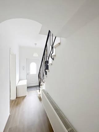 <p>Bent u op zoek naar een ruime woning met een centrale ligging en tal van mogelijkheden? Dan is deze halfopen bebouwing in Lebbeke zeker een bezoek waard!</p>
<p>Dankzij de gunstige ligging, vlakbij belangrijke invalswegen, winkels en andere voorzieningen, geniet u hier van een uitstekende bereikbaarheid. Bovendien beschikt de woning over een gunstig EPC-label B, wat garant staat voor energiezuinig wooncomfort.</p>
<p>Een extra troef is de aanwezigheid van twee aparte inkomdeuren, waardoor de woning zich uitstekend leent als kangoeroewoning of voor een combinatie van wonen en werken.</p>
<p>Indeling</p>
<p>Via de inkomhal bereikt u de ruime en lichtrijke leefruimte, die naadloos aansluit op de volledig geïnstalleerde keuken. Vanuit de keuken heeft u toegang tot de inpandige garage en een praktische bergruimte.</p>
<p>Op het gelijkvloers bevinden zich verder een badkamer, uitgerust met een ligbad, dubbele lavabo en toilet, evenals een bureau of polyvalente ruimte. Deze laatste beschikt over een vaste trap naar een afzonderlijk gedeelte van de verdieping, wat extra mogelijkheden biedt.</p>
<p>Op de eerste verdieping, bereikbaar via de centrale hal, vindt u drie ruime slaapkamers en een royale dressing. Via de tweede verdieping bereikt u nog een extra slaapkamer en een bijkomende dressing.</p>
<p>Beide verdiepingen bieden toegang tot het ruime dakterras, waar u in alle rust kunt genieten van het buitenleven.</p>
<p>Bent u benieuwd naar deze verrassend ruime woning en haar vele mogelijkheden? Neem vandaag nog contact met ons op voor een bezoek!</p>