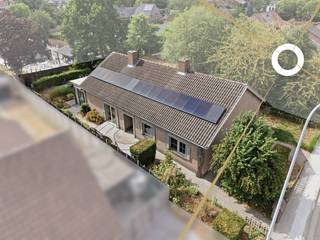 Op zoek naar een instapklare &amp; gelijkvloerse woning waar ruimte en kwaliteit centraal staan? Dan is deze smaakvol afgewerkte open bebouwing absoluut een bezoek waard. De woning beschikt over royale leefruimtes, een prachtige architecturaal aangelegde tuin en een hoogwaardige afwerking. Dit alles op een rustige ligging op wandelafstand van winkels en scholen.<br /><br />Bij het betreden van de woning komt u terecht in een ruime inkomhal met twee praktische inbouwkasten. De lichtrijke leefruimte vormt samen met de gezellige veranda het hart van de woning. De veranda is uitgerust met dubbele beglazing, automatische ventilatie en elektrische zonwering en biedt een prachtig uitzicht op de architecturaal aangelegde zuidwest-gerichte tuin met sierlijke vijvers. Ook buiten geniet u optimaal dankzij de pergola met zonwering, de barbecue met pizzaoven en de sfeervolle tuinverlichting.<br /><br />De kwalitatieve eiken keuken met duurzaam Dekton werkblad beschikt over heel wat kastruimte en is volledig uitgerust met ingebouwde toestellen. Aansluitend bevindt zich een gezellige eethoek en een praktische berging.<br /><br />Verder beschikt de woning over drie volwaardige slaapkamers met inbouwkasten, een aparte bureau of polyvalente ruimte, een stijlvolle badkamer met douche, ligbad, nieuw hangtoilet en ventilatie, evenals een ruime garage.<br /><br />Een absolute troef is de enorme zolderverdieping met een vrije stahoogte van ongeveer 2 meter. Deze biedt tal van mogelijkheden voor het creëren van extra slaapkamers, hobbyruimte of een thuiskantoor.<br /><br />Ook op technisch vlak scoort deze woning uitstekend. Zo beschikt ze over 16 zonnepanelen (5.120 kWh), een recente condenserende aardgasketel, overal dubbele beglazing, geïsoleerde buitenmuren en zoldervloer, een regenwaterput van 10.000 liter met drievoudig filtersysteem, een gekeurd alarmsysteem en een verandascreen.<br /><br />Extra troeven:<br /><br />- Open bebouwing met veel privacy<br />- Architecturaal aangelegde Zuidwest-gerichte tuin<br />- Drie slaapkamers met inbouwkasten<br />- Mogelijkheid tot extra kamers op de zolder<br />- Ruime garage, tuinhuis en fietsenberging<br />- Open haard<br />- 16 zonnepanelen<br />- EPC-label C (278 kWh/m²) – geen renovatieverplichting<br />- Asbestveilig attest beschikbaar<br />- Geen aanwijzingen van bodemverontreiniging<br />- Overstromingsscore A voor zowel perceel als woning<br />- Rustige ligging op wandelafstand van winkels en scholen<br /><br />Een woning waar ruimte en een uitzonderlijke tuin samenkomen. Ideaal voor wie zonder zorgen wil verhuizen naar een kwalitatieve gezinswoning met alle comfort en uitbreidingsmogelijkheden.