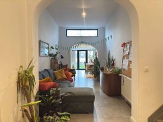 Op zoek naar een gezellige plek om met vrienden samen te wonen?<br /><br />Welkom in deze ruime en lichtrijke woning op een uitstekende ligging in Leuven. Naamsestraat is een van de meest gegeerde straten van de stad. Je woont hier midden in het bruisende centrum, vlak bij verschillende faculteiten, sportfaciliteiten, winkels, supermarkten en tal van eet en drinkgelegenheden. Alles wat je nodig hebt, ligt dichtbij!<br /><br />Je komt binnen via de inkomhal en stapt meteen door naar de eetruimte, die aansluit op de open leefruimte. Naast de eetruimte bevindt zich een extra ruimte, ideaal als fietsopbergruimte of bureau. De benedenverdieping beschikt verder over een volledig geïnstalleerde keuken met ingebouwde frigo, vaatwasser, oven en inductiekookplaat met dampkap. Naast de keuken is er nog een berging aanwezig. <br />Op de eerste verdieping bevinden zich 2 ruime slaapkamers en een badkamer met douche, lavabomeubel met spiegel en toilet. Op de tweede verdieping is er nog een ruime slaapkamer met een tweede badkamer. Op de zolder bevindt zich de 4de slaapkamer. Tenslotte is er extra opbergruimte in de kelder. Buiten heb je een terras en een omheinde tuin van circa 50m².<br /><br />De woning wordt verhuurd als co housing. Ideaal voor een groep van 4 vrienden of jonge werkenden die samen willen wonen. Iedereen neemt hier zijn domicilie en gebruikt de woning als hoofdverblijfplaats.<br /><br />De woning is beschikbaar vanaf 1 april 2026 en heeft een maandelijkse huurprijs van 1750 euro. Er is een autostaanplaats optioneel bij te huren voor 80 euro per maand. De nutsvoorzieningen (gas, elektriciteit en water) zijn voor eigen rekening.<br /><br />Neem gerust contact met ons op voor verdere informatie of om een bezichtiging te regelen, via telefoon op 016 23 90 81 (elke weekdag bereikbaar tussen 10u en 13u behalve woensdag), of maak zelf een afspraak via onze handige online agenda onder 'bezoekmoment kiezen'. Dit is een geweldige kans die u niet wilt missen!