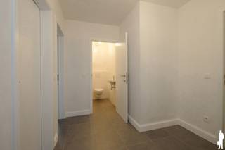 <p><strong>Recent en centraal gelegen duplex (investerings)appartement van ca. 114 m² met een zuidgericht terras nabij de Zeshoek, en bijgevolg op wandelafstand van alle voorzieningen, openbaar vervoer, de winkelstraat en de Turnhoutse Grote Markt. Dit appartement is gelegen op de 2de en 3de verdieping (lift aanwezig) en heeft 3 ruime slaapkamers. Het appartement biedt een mooi uitzicht over de Heilig Hart kerk en kijkt langs de voorzijde uit op groen. Goedgekeurde elektrische installatie en zeer gunstige EPC-score van 114 kwh/m²/jaar.<br /></strong></p>
<p><span>Indeling 2e verdieping</span><br />-Inkomhal met vestiaire en gastentoilet.<br />-Lichte woonkamer met volledig ingerichte, open keuken. <br />-Vanuit de woonkamer heeft u toegang tot het zuidgelegen terras met 100% privacy en mooi zicht over Turnhout. <br />-Ruime slaapkamer en een strakke badkamer met ligbad, douche en wastafel. <br /><br /><span>Indeling 3e verdieping </span><br />-Via de trap in de woonkamer komt u op de bovenverdieping met daar een nachthal en 2 ruime slaapkamers.<br />-Tot slot nog een praktische berging of dressing. <br /><br /><span>Bijzonderheden<br /></span>- Zeer centrale ligging in het centrum, met vlakbij alle voorzieningen, openbaar vervoer en een speelplein in de Vlamingenstraat <span><br /></span>- Het appartement is verhuurd voor 1.050 EUR per maand + 75 EUR maandelijkse lasten<br />- Fietsenberging<br />- Lift aanwezig<br />- De elektrische installatie is conform: Goedgekeurd verslag tot augustus 2039<br />- Schrijnwerk in aluminium met dubbele beglazing <br />- Zeer goede EPC score van 114 kWh/m² <br />- Goedgekeurde elektrische installatie <br />- Beschikbaar voor eigen bewoning mits opzegtermijn van 6 maanden</p>