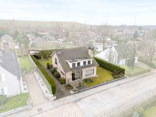 [[ DIT PAND NEEMT DEEL AAN DE ERA OPEN HUIZEN DAG OP 14/3 VAN 9:30 TOT 10:30 ]] Ligging &amp; omgevingIn een rustige en residentiële omgeving in...