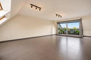 Dit bijzonder ruime dakappartement biedt een aangenaam woongevoel met veel lichtinval en een praktische indeling.<br /><br /><strong>Indeling:</strong><br />Inkomhal met gastentoilet.<br />De ruime leefruimte biedt voldoende plaats voor een gezellige zithoek en een ruime eethoek en sluit aan op de open, ingerichte keuken. De grote raampartijen en dakramen zorgen voor een mooie natuurlijke lichtinval.<br />Berging.<br />Een extra troef is het aangename dakterras waar je in alle rust van de buitenlucht kunt genieten.<br /><br />2 zeer ruime slaapkamers<br />Toilet<br />Badkamer met douche<br /><br /><strong>Details:</strong><br />- bouwjaar 2008,<br />- cv op aardgas,<br />- het is mogleijk om een garage aan te kopen maar zeker niet verplicht<br />- verzorgd complex<br />- beperkte syndickosten<br /><br /><strong>Contact:</strong><br />Voor meer informatie of een bezoek, contacteer Stijn op 0491 61 42 19 of info@stijndebusschere.be