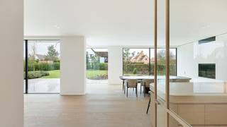 Prachtige nieuwbouwvilla gelegen aan de rand van het Zoute, nabij de Kalfsmolen. <br />Exclusieve villa naar een ontwerp van Project Architects (Piet Bailyu) met een prachtige tuin. <br /><br />Indeling:<br />Royale inkomhal met ruime vestiaire en gastentoilet.<br />Leefruimte met salon en eetplaats, voorzien van een gashaard, uitgevend op het terras en de tuin.<br />Grote leefkeuken met keukeneiland aansluitend aan een praktische bijkeuken met extra berging.<br /><br />Op de eerste verdieping:<br />Drie volwaardige slaapkamers, elk met eigen badkamer en dressing. Handige bureauruimte op de nachthal.<br /><br />Tweede verdieping:<br />Verdieping die volledig naar eigen wens kan worden ingericht en mogelijkheid van extra slaapkamer met badkamer. <br /><br />Zeer mooi aangelegde tuin met terras en mogelijkheid tot het aanleggen van een zwembad.<br />Inpandige garage voor 2 wagens en meerdere staanplaatsen aan de villa.
