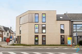 TE KOOP - nieuwbouwappartementen in Berlare. <br />Kiezen voor Pigalle is kiezen voor modern wonen met ruime terrassen/tuinen. <br />Tegelijk geniet je van een topligging op wandelafstand van de markt van Berlare en winkels/scholen.<br /><br />Pigalle biedt energiezuinige nieuwbouwappartementen (warmtepomp) met 1 als 2 slaapkamers. <br />Voorkeur voor gelijkvloers met terras of liever een appartement op de verdieping? Mogelijkheid tot aankoop autostaanplaats. <br />Contacteer ons gerust voor meer info - 052 52 80 30 - info@goemanvastgoed.be