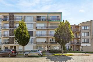 <p><span>Op wandelafstand van het centrum van Tessenderlo bevindt zich dit instapklare appartement op de vierde verdieping, vlot bereikbaar met de lift. Dankzij de centrale ligging, gunstige energieprestaties en conforme elektrische installatie vormt dit zowel een interessante investering als een comfortabele woonst!</span></p><p><span> </span></p><p><span>Het appartement is momenteel verhuurd, wat het uitermate geschikt maakt als opbrengsteigendom. Wenst u het appartement zelf te bewonen? Dan kan de huurovereenkomst worden beëindigd met een opzegtermijn van 6 maanden.</span></p><p><span> </span></p><p><span>De indeling omvat een inkomhal, een ruime lichtrijke leefruimte met open keuken voorzien van alle hedendaags comfort, een praktische berging, een badkamer met ligbad, lavabo en toilet, en twee volwaardige slaapkamers.</span></p><p><span>Daarnaast beschikt het appartement over maar liefst twee privatieve terrassen waar u in alle rust kunt genieten.</span></p><p><span> </span></p><p><span>Een bijkomende troef is dat de huidige eigenares haar aandeel in de geplande gevel- en terrasrenovatie reeds volledig heeft betaald. De toekomstige gevelafwerking (met bijkomende isolatie) zal zorgen voor een frisse, moderne uitstraling van het gebouw. De definitieve kleurkeuze van de crepi dient nog te worden vastgelegd.</span></p><p><span> </span></p><p><span>Troeven op een rij: Centrale ligging, 2 slaapkamers, aanwezigheid van lift, gunstige energiescore (dankzij de komende gevelrenovatie mag bovendien een verdere verbetering van de energieprestaties worden verwacht), elektrische installatie CONFORM AREI, voldoende parkeermogelijkheden in de directe omgeving!</span></p><p><span> </span></p><p><span>SBU: In aanvraag.</span></p><p><span> </span></p><p><span>Een ideale opportuniteit voor zowel investeerders als starters. Plan snel uw bezoek en ontdek de vele troeven!</span></p><p><span>Kenneth (kenneth.pollet@vastgoedhuys.be) 0472/03 25 88 of Melissa (melissa.cardaci@vastgoedhuys.be) 0486/54 71 80.</span></p>