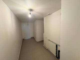 <p>Ontdek deze <strong>praktische woning in Wervik</strong>, centraal gelegen en met alle nodige voorzieningen binnen handbereik. De woning beschikt over <strong>2 slaapkamers</strong>, een <strong>conforme elektrische installatie</strong> en een <strong>EPC-label D</strong>. Dankzij de centrale ligging en praktische indeling is dit een interessante woning voor starters, koppels of wie op zoek is naar een betaalbare woonst. <strong>Plan vandaag nog uw bezoek!</strong></p>
<strong>Indeling: </strong><br /><u>Gelijkvloers:</u> Inkom, woonkamer, keuken, wasplaats, afzonderlijk toilet, badkamer, koer<br /><u>1e verdiep:</u> 2 slaapkamers<br /><br /><strong>Troeven:</strong><br />- EPC D<br />- Elektriciteit conform<br />- Centrale ligging