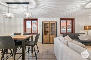 Dit <strong>instapklare</strong> <strong>appartement</strong> met twee slaapkamers heeft een <strong>uitstekende</strong> <strong>ligging</strong> vlakbij het strand, de Grote Markt en de Jachthaven.<br /><br />Bij het binnenkomen komt u meteen terecht in de <strong>lichtrijke</strong> <strong>leefruimte</strong>. Deze ruimte is voorzien van <strong>airconditioning</strong>. Aanpalend met de living is er een <strong>volledige</strong> <strong>gerenoveerde</strong> <strong>keuken</strong> voorzien van alle voorzieningen. Naast de keuken is er een <strong>aansluiting</strong> voorzien voor het plaatsen van een <strong>wasmachine</strong>. Aanpalend met de keuken situeert zich de ruime <strong>badkamer</strong> voorzien van een <strong>inloopdouche</strong>. Op de tweede verdieping van het appartement bevinden zich de <strong>twee</strong> <strong>slaapkamers</strong>. <br /><br />Dit appartement is gelegen op de <strong>derde</strong> <strong>verdieping</strong>. Gezien de vele troeven kan dit appartement zowel gebruikt worden voor een tweede verblijf, hoofdverblijfplaats of als ideale investering.