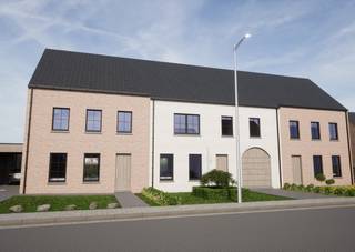 “Amai, er wordt nogal wa gebouwen in Weld”. (Herken je het plat Kempisch accent?)<br /><br />Jep, een standaardzinnetje dat we tegenwoordig vaak horen. Inderdaad, er komt veel nieuwbouw in ons pittoresk dorp. En we geven het toe: niet alle projecten zijn een meerwaarde voor het dorpszicht. <br /><br />Maarrrr het ene project is het andere écht niet. En daar onderscheiden wij ons graag in met deze superknappe woningen. Zetten we de troeven even op een rijtje?<br /><br />- Er wordt gebouwd met oog voor detail. Niet enkel de buitengevel is een mooie aanvulling op het straatbeeld, maar ook binnenin wordt er gewerkt met duurzame en kwaliteitsvolle materialen. Heb je de gevelafwerking al gespot? De ramen met onderverdelingen? De robuuste venstertabletten? De keuken en badkamers worden op maat gemaakt door Interieurstudio Hoskens uit Beerse. Een trendy interieur gecombineerd met vakmanschap. En zo hoort het ook.<br /><br />- Dit zijn huizen. Correctie: dit zijn echt Volwaardige Huizen. Geen compacte stulpjes van 120 m², maar een woning met een oppervlakte van 220m². Er worden sowieso 3 slaapkamers voorzien, en op zolder kan je ook nog minstens 2 slaapkamers kwijt. <br /><br />- We bouwen op z’n Kempisch: robuuste, kwaliteitsvolle materialen en een no-nonsense aanpak van plaatselijke aannemers. Je weet waar je aan begint, en vooral: je weet waar je eindigt. Geen verrassingen, maar een duidelijk financieel plaatje.<br /><br />- We denken groen, en gaan voor een BEN-woning. Een Bijna Energie Neutrale woning dus. We voorzien hoogwaardige beglazing, prima isolatie, zonnepanelen met hybride omvormer (met optie tot aansluiting batterij), warmtepomp, regenwaterput, etc. Duurzaamheid is the way to go!<br /><br />En oké…de prijs is misschien net wat hoger dan die van de gemiddelde nieuwbouwwoning die we nu veel in Weelde uit de grond zien komen. Daar moeten we niet onnozel over doen. Maar da’s te verantwoorden, toch? Het is nu eenmaal geen dertien-in-een dozijn, maar een plan op maat. Een woning die je zelf had kunnen (laten) bouwen, maar wij doen het voor jou. Geen gedoe, enkel gemak. <br /><br />Als je héél snel bent, dan kan je nog een aantal materialen zelf kiezen. Net te laat? No worries, want dan worden ze afgewerkt zoals wij het voorzien hebben. Met zorg. Voor jou.<br /><br />Ben je trouwens benieuwd wanneer je precies kan beginnen inpakken? Zet je schrap, want vanaf januari 2026 kan dit jouw (t)huis zijn. <br /><br />Er zijn nog 2 woningen beschikbaar in dit project. <br />Graag wat meer info over de indeling en de mogelijkheden? Je weet ons te vinden.<br /><br />Prijs is exclusief kosten. Op het grondaandeel betaal je 12% registratierechten. Op de constructie betaal je 21%.<br /><br />Visuals zijn enkel ter indicatie.