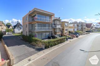 n de stijlvolle en kleinschalige Residentie Prestige bevindt zich dit instapklare hoekappartement. Rustig gelegen en toch vlak bij de Zeedijk, tramhalte en winkels. Ideaal voor vaste bewoning of als tweede verblijf aan zee.<br /><br /><strong>Indeling</strong>
<ul>
	<li>Lichtrijke hoekleefruimte</li>
	<li>Aansluitende keuken</li>
	<li>Twee slaapkamers aan de achterzijde</li>
	<li>Badkamer met douche en wastafel</li>
	<li>Afzonderlijk toilet</li>
</ul>
<strong>Troeven</strong>

<ul>
	<li>Gemeubeld aangeboden</li>
	<li>Buitenstaanplaats inbegrepen</li>
	<li>Gordijnen aanwezig</li>
	<li>Rolluiken aan de achterzijde</li>
	<li>Centrale verwarming op gas</li>
	<li>Mogelijkheid om afzonderlijk een garage aan te kopen in een nabijgelegen complex</li>
	<li>Kleinschalige residentie met slechts drie appartementen</li>
	<li>Rustige ligging vlak bij zee en openbaar vervoer</li>
</ul>
Een verzorgd en praktisch appartement op een uitstekende locatie. Zeker een bezoek waard!