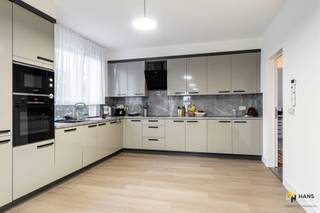 <p><span>Instapklaar appartement (125 m²) met 3 slaapkamers en terras (13 m²) in Wilrijk</span></p><p><span>Dankzij de centrale ligging nabij het dorpscentrum geniet dit appartement van een uitstekende bereikbaarheid. Met de wagen bereik je in een mum van tijd de snelweg en omliggende verbindingswegen, terwijl ook het openbaar vervoer en verschillende velo-stations zich vlakbij bevinden.</span></p><p><span>Het appartement bevindt zich op de bovenverdieping van een kleinschalig gebouw met slechts twee verdiepingen. Het gebouw werd opgericht in 2023 en voldoet volledig aan de hedendaagse normen, waardoor je hier zonder zorgen kan intrekken. Het dak is geïsoleerd en voorzien van zonnepanelen, de elektriciteit is conform en de PVC-ramen zijn voorzien van dubbele hoogrendementsbeglazing. Momenteel is het appartement verhuurd aan €1.500/maand.</span></p><p><span>Binnenin geniet je van een lichtrijke leefruimte met open, volledig geïnstalleerde keuken, samen goed voor een royale oppervlakte van 53 m². Vanuit de woonkamer heb je toegang tot het terras van 13 m² met noordoostoriëntatie.</span></p><p><span>Verder beschikt het appartement over drie volwaardige slaapkamers van 10 m², 15 m² en 22 m². De badkamer (7 m²) is uitgerust met een inloopdouche, lavabomeubel, handdoekdroger en toilet. Daarnaast zijn er nog een tweede, apart toilet en een praktische berging/wasplaats (4 m²) aanwezig.</span></p><p><span> </span></p>