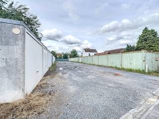Investment property: 20 garage boxes for sale near the center of Sint-Eloois-Vijve!The garage boxes have a manual gate and can be reached via a...