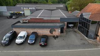 Op een strategische ligging tussen Ninove en Halle vindt u deze veelzijdige niet-residentiële ruimte, bestaande uit een magazijn/loods van ca. 500...