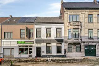 Ben je op zoek naar een eigendom vol karakter, ruimte en mogelijkheden op een strategische locatie in Aalst? Deze te renoveren <strong>handelswoning op een perceel van 220 m² i</strong>n de Gentsestraat biedt het perfecte canvas voor wie wil wonen, ondernemen of herontwikkelen. Het pand leent zich dankzij het royale volume uitstekend voor een combinatie van wonen en werken—zoals een handelszaak, vrij beroep, kantoor of atelier—maar biedt mits de nodige vergunningen ook fantastische opportuniteiten voor een volledige herbestemming naar een riante eengezinswoning. <strong>Een verrassende troef is de achtergelegen, gezellige stadstuin: een heerlijk rustige plek om te ontspannen, en dat op wandelafstand van het bruisende stadscentrum. </strong>Bovendien ondergaat de Gentsestraat momenteel een complete vernieuwing; deze heraanleg zorgt niet alleen voor een aantrekkelijk, modern en vlot bereikbaar straatbeeld, maar betekent op termijn ook een absolute meerwaarde voor de vastgoedwaarde. Kortom, een veelzijdige eigendom met een enorm potentieel op een toplocatie in volle opwaardering. Grijp jij deze kans om hier jouw droomproject te realiseren? Neem vandaag nog contact met ons op via stephanie@immodelestre.be. <br />EPC LABEL: E - Renovatieplicht.