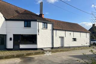 Deze te renoveren woning met aparte studio geniet van een uitstekende bereikbaarheid dankzij de nabijheid van de E17 en de N35. Het pand vormt...