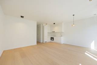 Stijlvol nieuwbouwappartement met één slaapkamer en terras te hartje Antwerpen!<br /><br />In een kleinschalig en modern nieuwbouwproject (bouwjaar 2026) stellen we dit prachtig afgewerkte éénslaapkamerappartement voor, waar comfort, licht en kwaliteit centraal staan.<br /><br />Bij het binnenkomen valt meteen de ruime en lichtrijke leefruimte op, afgewerkt met een warme parketvloer die doorloopt door het volledige appartement. De open keuken is uitgerust met moderne toestellen en sluit mooi aan bij de leefruimte, wat zorgt voor een aangenaam open en eigentijds woongevoel.<br /><br />De ruime slaapkamer (14m2) geeft rechtstreeks toegang tot het terras van ca. 6m2, een aangename buitenruimte waar je in alle rust kan genieten. <br /><br />De badkamer is stijlvol en hedendaags ingericht met een ruime inloopdouche voorzien van regendouchekop en een dubbele lavabo. Daarnaast is er in de gang een apart gastentoilet voorzien.<br /><br />Ten slotte is er nog een privatieve kelderberging mee inbegrepen.<br /><br />Belangrijkste troeven:<br /><br />- Bouwjaar 2026 met kwalitatieve afwerking<br />- EPC (A-label) – energiezuinig<br />- Kleinschalig gebouw met 5 units<br />- Aparte meters voor nutsvoorzieningen<br />- Gemeenschappelijke fietsenstalling aanwezig<br /><br />Aankoop onder het BTW-stelsel van 21%. <br /><br />72m² bewoonbare oppervlakte (cfr EPC).<br /><br />Wenst u een bezoek of meer informatie? Dan kan u ons steeds contacteren via info@dvarealestate.be of via 03/297.00.00.