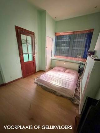 OP TE FRISSEN EIGENDOM MET BIJZONDERE INDELING<br />hal, zeer ruime voorplaats momenteel slaapkamer ,living met metalen trap naar ruimte = slaapkamer met een metalen trap naar mezzanine, + nog een aparte slaapkamer <br />verder op gelijkvloers keuken waar je in kan eten,vrij grote badkamer met ligbad   en klein terras<br />EPC 395