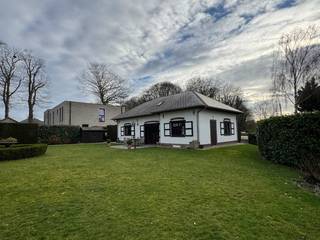 TE KOOP OP LIJFRENTE - MELLE. In het rustige Melle ontdekt u deze charmante villa die warmte en gezelligheid ademt. Vanaf het moment dat u binnenstapt, voelt u de huiselijke sfeer: een ruime inkomhal leidt u naar de gastentoilet en naar de knusse eet- en leefruimte. De praktische keuken, met directe toegang tot berging en wasplaats, maakt het dagelijkse leven aangenaam en overzichtelijk. Op de gelijkvloerse verdieping vindt u verder twee comfortabele slaapkamers en een functionele badkamer, allemaal met een uitnodigende, warme uitstraling.<br />Een vaste trap brengt u naar de bovenverdieping, waar de zolderruimten mogelijkheid bieden tot extra slaapkamers en u alle vrijheid geven om uw persoonlijke stempel te drukken. Of u nu droomt van een master suite, een hobbyruimte of een thuiskantoor, de mogelijkheden zijn hier eindeloos.<br />De tuin vormt een verlengstuk van het huis: rustig en privé, met een charmant tuinhuis voor gezellige momenten, terwijl de ruime oprit en aparte garage het praktisch gemak vervolledigen. Deze villa is een unieke kans voor wie een warme, uitnodigende thuis zoekt.<br />Via de aankoop op lijfrente wordt u vandaag al eigenaar van deze prachtige villa, met een gespreide betaling die uw financiële vrijheid bewaart en u zekerheid geeft over de toekomst. Ontdek alle details op ons kantoor en laat u inspireren door de mogelijkheden die deze unieke woning biedt.<br />Bouquet 375.000 EUR + lijfrente bedrag van 550 EUR/maand<br />EPC: Label F, code: 20260206-0003793299-RES-1