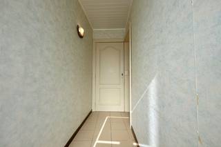 Deze leuke woning is gelegen op een perceel van meer dan twee are en biedt tal van mogelijkheden voor wie wil renoveren naar eigen smaak en stijl...
