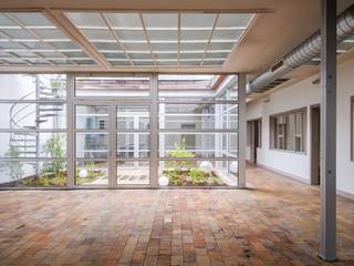 <strong>Polyvalent pand met loftgevoel nabij het stadscentrum en het station Gent-Dampoort.</strong><br /><br /><em>Voor meer informatie, mail naar info@carloeggermont.be</em><br /><br />"Pour vivre heureux, vivons caché".<br />Dit karaktervol pand is gelegen in tweede bouwzone, verscholen achter een monumentale poort van twee voormalige burgerhuizen met een groene oase als toegang. Hierachter vinden we deze polyvalente ruimte met een grondoppervlakte van 446 m2 en bruto vloeropp. van 308 m2.<br /><br />Dit pand werd omgevormd tot een karaktervolle bedrijfsruimte met open karakter. Grote ruimtes in combinatie met privatieve afgescheiden ruimtes, lichtinval, sheddaken… zorgen voor een waar loftgevoel.<br />Dankzij het multifunctioneel karakater van het pand biedt het talloze mogelijkheden inzake invulling:<br />- kantoorruimte<br />- commerciële ruimtes<br />- atelierruimtes (vb. kunstenaars, kleine ambacht…)<br />- opslagruimte / magazijn<br />-…<br /><br />De grote ramen langsheen de buitenpatio, de serrestructuur als inkom en de dakramen langs de sheddaken zorgen voor een bijzonder lichtrijk geheel.<br /><br />Een extra troef is de toegankelijkheid zowel langs de voorzijde langs de ring, als de achterzijde die toegang biedt tot een publieke parking aan het Spaanskasteelplein.<br /><br /><strong>Dit is een uitzonderlijke kans voor wie op zoek is naar een atypisch magazijn of bedrijfspand met polyvalente mogelijkheden, gelegen op de Gentse binnenring.</strong>