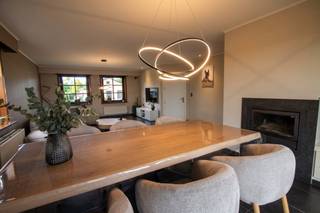 Bent u op zoek naar een huis te koop op een absolute droomlocatie? Deze karaktervolle open bebouwing in Reppel, biedt een oase van rust en privacy. De woning is volledig omgeven door landbouwgebied, waardoor u dagelijks geniet van een vrij uitzicht en gegarandeerde stilte, terwijl het bruisende centrum van Reppel en Bree zich op korte afstand bevinden.<br /><br />Indeling: <br /><br />Kelder:<br />volledige pand is onderkelderd, grotendeels met een kelder en het overige deel met een kruipkelder<br /><br />gelijkvloers:<br />-inpandige garage<br />- hal<br />- Berging met douchekamer <br />- Keuken<br />- Woonkamer<br />- Toilet<br />- Inkomhal<br />- Bureau, ook in te richten als slaapkamer<br /><br />eerste verdieping:<br />- 4 slaapkamers<br />- badkamer<br />- nachthal<br /><br />Zolder<br />- zolderruimte<br /><br />Een van de absoluut grootste troeven van dit huis is de buitenruimte. De zuidgerichte tuin garandeert dat u de hele dag door van de zon kunt genieten. Vanop het terras kijkt u uit over de achterliggende, idyllische weides, wat zorgt voor een dagelijks gevoel van vakantie in eigen tuin.<br /><br />Bestuursmaatregelen in het maatregelenregister: in aanvraag