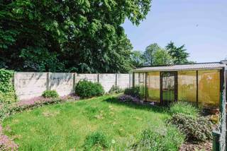<p><span>Vrasene - In het hart van Vrasene bevindt zich deze te renoveren woning met tuin en achterliggende doorgang, een interessante opportuniteit voor wie op zoek is naar een woning met karakter en tal van mogelijkheden om volledig naar eigen smaak af te werken.</span></p><h3><span>Enkele troeven op een rij:</span></h3><p><span>- Centrale ligging in het dorpscentrum van Vrasene <br />- Praktische tuin met achterliggende toegang </span></p><p><span>- Bewoonbare oppervlakte van ca. 140 m² </span></p><p><span>- Mogelijkheid tot creëren van 3 slaapkamers </span></p><p><span>- Veel renovatie potentieel voor eigen bewoning of investering </span></p><p><span>- Winkels, scholen en openbaar vervoer op wandelafstand </span></p><p><span>- Vlotte verbinding naar invalswegen en E34 </span></p><p><span>De woning omvat op het gelijkvloers een gezellige leefruimte met aansluitende keuken, badkamer en toegang tot de tuin met tuinberging. Dankzij de achterliggende doorgang geniet u bovendien van een praktische verbinding van straat naar tuin.</span></p><p><span>Op de eerste verdieping bevinden zich momenteel twee volwaardige slaapkamers. Via de vaste trap bereikt u de zolderverdieping waar eenvoudig een derde slaapkamer, bureau of hobbyruimte kan worden ingericht.</span></p><p><span>Deze woning dient gerenoveerd te worden, maar vormt de ideale basis voor wie op zoek is naar een projectwoning met tal van mogelijkheden. Dankzij de mooie volumes en centrale ligging kan hier een warme gezinswoning met hedendaags comfort worden gerealiseerd.</span></p><p><span>Extra troef: voor deze woning is reeds een renovatierapport beschikbaar. Dit rapport toont aan dat een investering van ongeveer 23.000 tot 26.000 euro volstaat om de woning van EPC-label F naar EPC-label D of beter te brengen en zo aan de renovatieverplichting te voldoen. Hierdoor krijgt u als koper meteen een duidelijk zicht op de noodzakelijke werken en bijhorende kosten. </span></p><p><span>De woning is gelegen in het centrum van Vrasene, vlakbij winkels, scholen, horeca en openbaar vervoer. Ook de verbinding naar Beveren, Sint-Niklaas en de E34 is bijzonder vlot.</span></p><p><span>Bent u op zoek naar een renovatieproject met potentieel op een centrale locatie? Contacteer ons dan snel voor een bezoek ter plaatse.</span></p><p><span>Richtprijs: 219.000 euro</span></p>