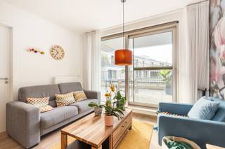 <h2><span>Instapklaar appartement met uitzonderlijk terras van 30 m²</span></h2><p><span>Op wandelafstand van Park Spoor Noord bevindt zich dit instapklare en energiezuinige één slaapkamerappartement. Het appartement combineert een praktische indeling met een uitzonderlijk ruime buitenruimte en een aangenaam uitzicht.</span></p><p><span>De absolute blikvanger is het zonnige terras van maar liefst </span><span>30 m²</span><span>. Hier is voldoende plaats voor een eettafel, loungeset en planten. Dankzij het uitzicht op het groene binnengebied geniet u van rust, terwijl u toch vlak bij het bruisende stadsleven woont.</span></p><h3><span>Indeling</span></h3><p><span>Inkomhal, lichtrijke woonkamer met open keuken, slaapkamer, badkamer met ligbad, apart toilet, berging en een groot aansluitend terras. Een ruime private kelder is inbegrepen.</span></p><h3><span>Extra comfort</span></h3><p><span>Het appartement beschikt over airconditioning, een zonneluifel en vliegenramen op maat. In het gebouw zijn een lift en een gemeenschappelijke fietsenstalling aanwezig.</span></p><h3><span>Troeven</span></h3><ul><li><span>Circa 55 m² bewoonbare oppervlakte</span></li><li><span>Uitzonderlijk terras van 30 m²</span></li><li><span>Instapklaar en goed onderhouden</span></li><li><span>Elektriciteit conform</span></li><li><span>Airconditioning</span></li><li><span>Zonneluifel en vliegenramen</span></li><li><span>Private kelder</span></li><li><span>Gemeenschappelijke fietsenstalling</span></li><li><span>Lift aanwezig</span></li><li><span>Lage gemeenschappelijke kosten van circa 70 per maand</span></li><li><span>Recent gebouw uit 2017</span></li></ul><h3><span>Ligging</span></h3><p><span>Het appartement ligt in de wijk Den Dam, vlak bij Park Spoor Noord en de vernieuwde Slachthuissite. Ook het Eilandje, winkels, horeca en openbaar vervoer zijn vlot bereikbaar.</span></p><p><span>Dit appartement is een uitstekende keuze als eerste eigen woning, stadsappartement of investering. Energiezuinig wonen met een buitenruimte die zelden te vinden is in de stad.</span></p><p><span>Interesse? Neem contact met ons op voor meer informatie of een bezoek ter plaatse.</span></p>