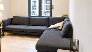 <p><span>Dichtbij de Korenmarkt en naast het groene Kortenbachplein, ligt in een stille, voor auto's doodlopende straat, deze woning. Let op de hoge plint in blauwe hardsteen (zijgevel) en de bekleding met verticale leien (achtergevel). Authentieke elementen zoals de hoge plafonds (± 3,37 m) en een authentieke boog bleven bewaard. De structuur van de inkom naar de leefruimte werd opengewerkt. In de living werden zichtbare stalen balken gebruikt als eyecatchers. Het zitgedeelte met rolluik, zorgt vooraan voor een gezellige zithoek, terwijl richting keuken plaats is voor een eetruimte, kortbij de open keuken met lichtkoepel. Let op de mooie nissen in de muur en de Daikin-unit met warmtepomptechnologie, die zorgt voor koeling en verwarming. De keuken omvat een kookplaat, vaatwasser, oven en dampkap. Afgezien van een technische berging, waar de boiler in is weggewerkt, zit er een gewelfde kelder verborgen onder de leefruimte. De badkamer is ruim bemeten, met plaats voor een dubbel lavabomeubel met spiegel, een hangtoilet (afgeschermd) en een inloopdouche met glazen wand. De grote slaapkamer op de eerste verdieping beslaat de hele breedte van de woning en beschikt over gordijnkasten en een laminaatvloer. De tweede verdieping is volledig ingericht als slaapvertrek, met plaats voor een dubbel bed plus een enkel bed. Ook in de kamers zorgen de Daikin-units voor koeling en verwarming.</span></p>