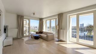 <p>Dit prachtige appartement aan het Kempisch Dok bevindt zich op de tweede verdieping van de recente realisatie "Rigadocks" naar de hand van M2 Architecten. De Rigastraat maakt onderdeel uit van de nieuwe Cadixwijk op het Eilandje. Hier is het werkelijk heerlijk genieten van groen en water, met bovendien winkels, restaurants en openbaar vervoer op wandelafstand. Een vlotte bereikbaarheid wordt gegarandeerd dankzij de nabijheid van enkele belangrijke invalswegen.<br /><br />Dankzij de hoekligging van het appartement is de leefruimte met grote raampartijen zalig licht. Op de aangrenzende terrassen is het gezellig vertoeven met een open zicht op de jachthaven van het Kempisch dok. De leefruimte werd voorzien van een warme parketvloer voor een uiterst knusse sfeer. De geïnstalleerde keuken met kookeiland bevindt zich aansluitend en is voorzien van alle nodige toestellen: kookvuur, koelkast, vaatwasser en combi-oven.<br /><br />De nachthal geeft toegang tot de twee slaapkamers, eveneens op parket. Beide kunnen gebruik maken van de badkamer met bad/douchecombinatie, dubbele wastafel en toilet.<br />Een gastentoilet is apart voorzien in de inkomhal.<br /><br />Een praktische berging met aansluiting voor een wasmachine vervolledigt het appartement.<br /><br />Een staanplaats in de ondergrondse garage is bij te huren aan 130 Euro per maand.<br /><br />Gemeenschappelijke lasten: 100 Euro per maand.<br />Provisie op het verbruik van verwarming: 50 Euro per maand.<br />De nutsvoorzieningen water en elektriciteit zijn privé op te nemen door de huurder.<br /><br />Beschikbaar vanaf 1 oktober 2026.</p>