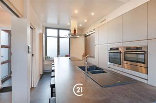 <p>Instapklaar en uitstekend gelegen halfopen bebouwing met 3 slaapkamers, zonnige tuin en 3 parkeerplaatsen.</p><p>Deze recent gerenoveerde woning (2021) bevindt zich op een uiterst gunstige locatie met een vlotte bereikbaarheid, in de directe nabijheid van de Heilig Hartkerk in Aalst. Dankzij de vernieuwde geluidswerende ramen geniet je hier van comfortabel en rustig wonen.</p><p>Op de gelijkvloerse verdieping kom je binnen in een moderne, volledig uitgeruste keuken met kookeiland. Aansluitend bevindt zich de lichtrijke woonkamer. Verder treft u hier ook een praktische bergruimte.<br />De eerste verdieping biedt twee aangename slaapkamers en een conforme, verzorgde badkamer.<br />De tweede verdieping onder het dak omvat een ruime polyvalente ruimte, die momenteel is ingericht als derde slaapkamer.</p><p>De gezellige tuin met zonnig terras is onderhoudsvriendelijk aangelegd. Bovendien is er een extra buitenberging, ideaal voor werkmateriaal of fietsen. De tuin is ook praktisch toegankelijk via de straat.</p><p>Troeven<br />3 private parkeerplaatsen op eigen terrein<br />Vernieuwde geluidswerende ramen<br />Conforme elektriciteit<br />EPC: D (geen renovatieplicht)<br />Gezellige, onderhoudsvriendelijke tuin met berging en toegankelijk vanaf de straatzijde<br />Gerenoveerd in 2021</p><p>Deze woning is ideaal voor wie op zoek is naar een instapklare en centraal gelegen gezinswoning in Aalst.<br />Interesse? Contacteer ons voor meer informatie of het inplannen van een bezoek op zaterdag 10 oktober!</p>