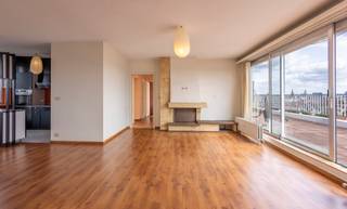 Penthouse met 2 terrassen, 3 kamers en privatieve garagebox.<br />Gelegen op de dertiende verdieping, lift aanwezig. <br /><br />Deze penthouse bestaat uit een inkomhal met apart toilet en een bergruimte, een grote en lichtrijke leefruimte met een open en volledig geïnstalleerde keuken. Vanuit de leefruimte of de keuken heb je toegang tot 2 grote terrassen. Verder telt dit appartement 3 ruime kamers, waarvan 1 actueel is ingericht als dressing, een badkamer met douche in ligbad, een wastafel en een toilet, en een vestiairekast in de nachthal. <br /><br />Het grote terras is volledig zuid geörienteerd en heeft een oppervlakte van maar liefst 37m². Vanop beide terrassen heb je een prachtig verzicht over Brussel en haar deelgemeenten. <br /><br />Bovendien geniet deze eigendom van een privatieve kelder en een ruime garagebox voor 1 wagen en meerdere fietsen of motors. <br />De penthouse bevindt zich in een nette en wel-onderhouden mede-eigendom.<br /><br />EPC 253 kWh/m² jaar<br />Label E