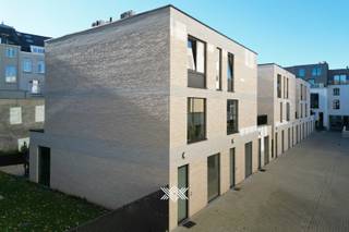 Deze instapklare woning ligt in de Jan-Baptist Guinardstraat, een verkeersluw binnengebied in het centrum van Gent. Winkels, scholen, horeca...