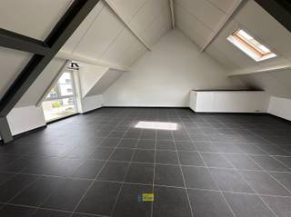 <p><span>Energiezuinig loftappartement van 117m² op de 2de verdieping met 1 slaapkamer, zolderberging/kamer, groot zonnig terras en achterliggende autostaanplaats. </span></p><p><span> </span></p><p><span>Indeling:</span></p><p><span> </span></p><p><span>Leefruimte (68m²) op tegels voorzien van kasten, volledig geïnstalleerde open keuken met AEG toestellen, badkamer met lavabo en douche, berging/wasplaats, slaapkamer met ingemaakte kasten, zolderberging met veluxraam of kleine kamer, groot zonnig terras op bankirai van 60m². </span></p><p><span> </span></p><p><span>Troeven:</span></p><p><span> </span></p><p><span>+ ruim loftappartement van 117m²</span></p><p><span>+ energielabel B (138 kWh/(m² jaar)</span></p><p><span>+ vloerverwarming</span></p><p><span>+ groot zonnig terras</span></p><p><span>+ veel lichtinval</span></p><p><span>+ lage algemene kost</span></p><p><span>+ ook ideaal als investering</span></p><p><span> </span></p><p><span>Kom niet 'TE LAET' en maak een afspraak via <span>info@immodelaet.be</span></span><span> of 03/644.00.88! </span></p><p><span> </span></p><p><span> </span></p><p><span> </span></p>