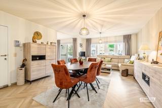 Bent u op zoek naar een lichtrijk en comfortabel appartement op een toplocatie? Dan is dit instapklare gelijkvloerse appartement in een recent gebouw uit 2011 precies wat u zoekt. Dankzij de uitstekende ligging, pal aan de jachthaven, vormt deze eigendom een mooie opportuniteit voor wie op zoek is naar een aangename woonplek of een interessante investering.<br /><br />Bij het binnenkomen wordt u verwelkomd in een ruime en lichtrijke leefruimte met aansluitend terras. De open, moderne keuken is volledig uitgerust en biedt alle hedendaagse comfort. In de nachthal bevindt zich bovendien een praktische berging met aansluiting voor een wasmachine.<br /><br />Achteraan het appartement liggen twee slaapkamers, waarvan de tweede kamer dankzij haar flexibele indeling perfect kan worden ingericht als extra slaapkamer, dressing of bureau. Verder beschikt het appartement over een afzonderlijk toilet en een badkamer met inloopdouche en wastafel.<br /><br />Ook aan praktisch comfort werd gedacht: in het gebouw is een gemeenschappelijke fietsenberging aanwezig. Bovendien scoort dit appartement uitstekend op energetisch en technisch vlak. De degelijke isolatie en dubbele beglazing dragen bij aan een gunstig EPC van slechts 133 kWh/m²/jaar. De elektrische installatie is conform gekeurd, zodat u zich alvast geen zorgen hoeft te maken over de elektrische veiligheid.<br /><br />Of u nu op zoek bent naar een vaste woonplaats, een tweede verblijf aan de jachthaven of een interessante investering: dit appartement combineert comfort, een uitstekende ligging en een gunstig energieverbruik.<br /><br />Interesse? Wacht niet te lang en contacteer ons vandaag nog voor een bezoek!<br /><br />