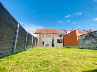Volledig gerenoveerde woning met 4 slaapkamers, garage, terras en tuinInkomhal met toegang tot de garage.  Grote garage met voorziening voor...
