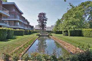 Knap gelijkvloers parkappartement met ruim zonneterras gelegen in de groene parkresidentie Monet op wandelafstand van het centrum. Gelegen in een mooie residentie met ondergrondse ruime parking. Inkomhal met gastentoilet en dubbele glazen deur uitgevende op een ruime living met prachtig uitzicht en mooi ruim terras uitgevende op de sfeervolle parktuin met waterpartijen. Open geïnstalleerde keuken voorzien van de voornaamste toestellen met praktische wasberging. 2 slaapkamers en 2 badkamers waarvan één met ligbad en één met douche geven dit appartement alle comfort. Ondergronds beschikt men tevens over een ruime garagebox. Geen huisdieren gewenst.
Maandelijkse kosten: 95 euro
Huurwaarborg: 3300 euro