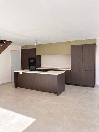 <strong>Halfopen nieuwbouwwoning te koop – Monica Vancloosterstraat, Roeselare (Beveren)</strong><br /><br />Deze moderne<strong> halfopen nieuwbouwwoning </strong>maakt deel uit van een stijlvol nieuwbouwproject in de rustige Monica Vancloosterstraat te Roeselare (Beveren).<br />Met een perceel van <strong>285 m²</strong> en een doordachte indeling biedt deze woning comfort, ruimte en energiezuinig woonplezier.<br /><br /><strong>Indeling gelijkvloers</strong><br />Via de inkomhal kom je binnen in de <strong>lichtrijke leefruimte met open keuken</strong>, ontworpen voor maximaal licht en een ruimtelijk gevoel. Aansluitend bevindt zich een <strong>grote berging van 9 m²</strong>, ideaal als voorraad- of wasruimte.<br />De woning beschikt verder over een <strong>tuinberging, carport, ruime oprit, terras</strong> en een aangelegde tuin — perfect om meteen zorgeloos te genieten van je nieuwe thuis.<br /><br /><strong>Indeling verdieping</strong><br />Op de bovenverdieping vind je een functionele <strong>nachthal</strong>, die ook de mogelijkheid biedt om een <strong>bureau of werkhoek</strong> te creëren.<br />Daarnaast zijn er <strong>drie slaapkamers</strong> (21 m², 12 m² en 12 m²) en een volledig uitgeruste badkamer met<strong> inloopdouche, ligbad en dubbel lavabomeubel</strong>. Een <strong>afzonderlijk toilet </strong>en bovenberging maken deze verdieping volledig.<br /><br /><strong>Energiezuinig &amp; modern</strong><br />Zoals de andere woningen in het project is ook deze woning <strong>energiezuinig </strong>(E-peil ≤ 30) en uitgerust met <strong>zonnepanelen</strong>, een <strong>warmtepomp </strong>en <strong>vloerverwarming</strong>.<br />Dankzij deze technieken geniet je van een laag energieverbruik en een toekomstgerichte woning.<br /><br /><strong>Topligging</strong><br />De woning ligt in een rustige, nieuwe woonomgeving in Beveren (Roeselare), met:
<ul>
	<li><strong>Snelle verbinding naar de E403</strong> (Brugge – Kortrijk)</li>
	<li><strong>Vlotte bereikbaarheid van het centrum van Roeselare</strong></li>
	<li>Winkels, scholen en sportfaciliteiten in de buurt</li>
	<li>Een kindvriendelijke woonomgeving met groene accenten</li>
</ul>
<br /><strong>Perceel: 285 m²</strong><br /><br />* Foto's binnenzijde van een gelijkaardige woning *<br /><br />Neem contact voor een vrijblijvend bezoek via <strong>051 21 11 11</strong> of <strong>matias@imfiro.be</strong>