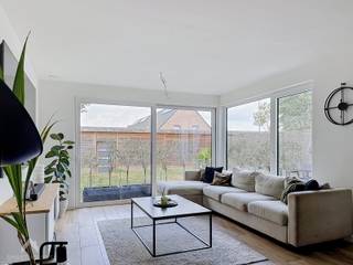 <p>Instapklaar gelijkvloers BEN-appartement gelegen in de kleinschalige residentie Ollevier, op fietsafstand van het historisch centrum van Ieper. Het appartement bestaat uit een inkomhal met vestiairehoek en apart toilet, een ruime en lichtrijke leef- en eetruimte, een volledig uitgeruste keuken met aansluitende berging/wasruimte, twee volwaardige slaapkamers en een badkamer voorzien van een inloopdouche en lavabomeubel. Vanuit de leefruimte en de berging heeft u rechtstreeks toegang tot het terras en de onderhoudsvriendelijke tuin. Een extra troef is de rechtstreekse toegang via de tuin naar de private berging en de achterliggende carport.</p>
<p>Extra troeven:</p>
<ul>
<li>BEN-appartement</li>
<li>Voorzien van twee zonnepanelen</li>
<li>Hoogrendementsbeglazing</li>
<li>Conforme elektriciteit</li>
<li>Terras en tuin</li>
<li>Private berging en carport</li>
<li>Regenwaterput van 7.500 liter</li>
<li>Instapklaar</li>
<li>Kleinschalige en jonge residentie</li>
<li>Geen aandeel in de liftkosten</li>
<li>
<p>aankoop onder registratierechten en geen btw</p>
</li>
</ul>
<p>Te koop zonder makelaar via Smart Houses. Wenst u meer informatie of een bezoek? Contacteer rechtstreeks de eigenaar +32473235703</p>