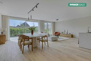 Ontdek dit appartement op de gelijkvloerse verdieping tijdens de Power-sale op donderdag 29/10 van 17u tot 18u, maak nu jouw afspraak!<br /><br />Dit prachtige, instapklare nieuwbouwappartement bevindt zich op een toplocatie vlak bij het bruisende centrum van Vichte, met alle voorzieningen, winkels en openbaar vervoer op wandelafstand. <br /><br />Het appartement biedt twee comfortabele slaapkamers en een ruime, lichtrijke leefruimte met open keuken. Geniet optimaal van de zon op het ruime en zuidgerichte terras. Er is een performante lucht-water warmtepomp en uitstekende isolatie voorzien, wat resulteert in een lage energiefactuur. <br /><br />Verplichte aankoop staanplaats en kelderberging.<br /><br />Zoekt u een energiezuinig en hoogwaardig afgewerkt appartement? Dan is dit uw kans! <br /><br />INDELING<br /><br />Inkomhal - lichtrijke leefruimte met open keuken - zuidgerichte tuin met terras - ruime berging - slaapkamer 1 - slaapkamer 2 - badkamer<br /><br />ALGEMEEN<br />- Energiezuinig (warmtepomp)<br />- Ventilatie D<br />- Inclusief gordijnen & lichtarmaturen<br />- Kwalitatieve materialen<br />- Toplocatie: nabij centrum Vichte, E17 en belangrijke invalswegen<br /><br />Interesse in dit appartement? Maak dan zeker uw afspraak via 0472 18 64 20 of matisse.vandererven@dewaele.com.<br /><br /><br />De eigendom wordt aangeboden via de Power-sale formule. Op 29/10/2026 tussen 17:00 en 18:00 kan u het appartement op afspraak komen bezichtigen en een bod uitbrengen. De vermelde prijs is een instelprijs. Voor meer info, gelieve contact op te nemen met de dossierverantwoordelijke.