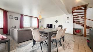 Bij ImmoFusion 7/7 "open huis": klik op onze 3D-TOUR.<br />Ervaar vastgoed alsof je er zelf doorloopt!<br /><br />Welkom in dit charmant en praktisch ingedeeld duplex appartement, waar ruimte en natuurlijk licht centraal staan. Dankzij de doordachte indeling en het gunstige EPC-label B is dit appartement een ideale keuze voor gezinnen, starters of koppels die op zoek zijn naar een instapklare thuis.<br /><br />Bij het betreden van dit appartement kom je terecht in een verzorgde inkomhal met een apart gastentoilet. Van hieruit wandel je verder naar de ruime en lichtrijke leefruimte, waar de grote raampartijen zorgen voor een aangename en open sfeer. Aansluitend bevindt zich de keuken, die eveneens geniet van veel natuurlijk daglicht en een praktische ligging ten opzichte van de leefruimte.<br /><br />Via de trap in de inkomhal bereik je de bovenverdieping. Hier bevindt zich aan de linkerzijde de badkamer, uitgerust met een douche, lavabo en een tweede toilet. Verder beschikt deze verdieping over drie comfortabele slaapkamers, die elk tal van mogelijkheden bieden als slaap-, kinder-, werk- of hobbykamer.<br /><br />Met een gunstig EPC-label B combineert deze woning een aangenaam wooncomfort met een energiezuinig karakter, wat resulteert in lagere energiekosten en een duurzame investering voor de toekomst.<br /><br />Pluspunten:<br /><br />- EPC-label B<br />- 3 volwaardige slaapkamers<br />- Lichtrijke leefruimte<br />- Gastentoilet op het gelijkvloers<br />- Tweede toilet in de badkamer<br />- Ideale gezinswoning<br /><br />Voor een bezichtiging ter plaatse of meer info, bel ons op 078/78.78.70, of kom gewoon binnen op ons kantoor, steeds welkom!