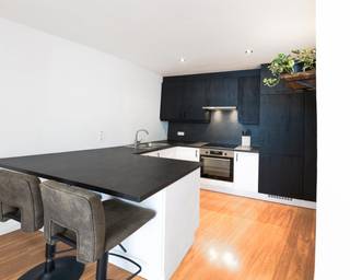 Op zoek naar een ruim & instapklaar appartement op een centrale locatie in Antwerpen, zonder een grote renovatie te moeten starten? Dit goed onderhouden 1-slaapkamerappartement van 62 m² combineert een aangename woonoppervlakte met de charme van het historisch centrum van Antwerpen.
Het appartement bevindt zich op de 2e verdieping en is een interessante woning voor wie centraal wil wonen, maar ook voor wie op zoek is naar een kwalitatief appartement met verhuurmogelijkheden.
DE TROEVEN OP EEN RIJ
- instapklaar
- 62 m² woonoppervlakte
- 1 ruime slaapkamer
- Lage energie & gemeenschappelijke kosten
- Historisch Centrum Antwerpen
- op maat gemaakte keuken (2022)
- elektriciteit conform
- asbestvrij
- gebetoneerd
- privékelder
HARTJE ANTWERPEN
Paardenmarkt, MAS, Eilandje, Kathedraal, Grote Markt, Meir, Stadswaag en allerlei winkels en cafés liggen op wandelafstand. Daarbovenop geniet je van de rust van de autoluwe zone.
Tegelijk biedt de woning met 62 m² opvallend veel ruimte voor een appartement met 1 slaapkamer. Daardoor is het ideaal voor zowel een alleenstaande als een koppel dat centraal wil wonen.
RUIMTE OM ER JOUW EIGEN THUIS VAN TE MAKEN
De vernieuwde keuken vormt een duidelijke meerwaarde door de strategische plaatsing en kwaliteitsvolle afwerking. De rest van het goed onderhouden appartement biedt tegelijk veel mogelijkheden om zijn karakter te combineren met de jouwe om er zo je warme thuis van te maken.
PRAKTISCHE INFORMATIE
Vraagprijs: €229.000
Interesse?
Bezoeken zijn mogelijk op afspraak. Tijdens je bezoek zullen alle relevante documenten beschikbaar zijn en is er alle tijd en ruimte voor je vragen.
Whatsapp: +32 485 07 52 91
E-mail: yente.antonissen@hotmail.com
Rechtstreeks te koop door eigenaar.