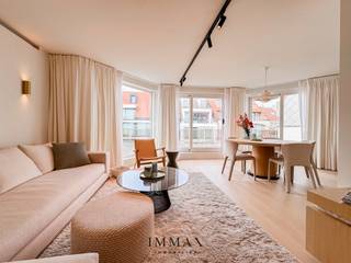 Deze exclusieve penthouse, met zijn uitzonderlijke breedte en riante terrassen, is ideaal gelegen op een toplocatie vlakbij de zee en de Lippenslaan. Het appartement beslaat een volledige verdieping en verwelkomt u via een inkomhal die uitgeeft op een ruime en lichtrijke leefruimte met open keuken. Vanuit deze leefruimte heeft u directe toegang tot het uitzonderlijk groot westgericht terras vooraan, waar u in alle rust en privacy kunt genieten. Verder beschikt het appartement over drie volwaardige slaapkamers, elk met toegang tot het terras achteraan. De master bedroom is voorzien van een ensuite badkamer. Daarnaast is er een aparte douchekamer, wat zorgt voor extra comfort. <br />De volledige renovatie was in 2023. Sindsdien werd het nauwelijks gebruikt dus alles ruikt nog naar nieuw.<br />Het appartement werd ook voorzien van ingebouwde airconditioning.<br /><br />Dit unieke en prachtige appartement werd met uitzonderlijke zorg en een verfijnd oog voor detail afgewerkt, waarbij hoogwaardige materialen en een harmonieuze afwerking centraal staan. Elk element werd doordacht gekozen om een gevoel van comfort, elegantie en tijdloze klasse te creëren. Bovendien geniet het appartement van een absolute toplocatie, waar rust, bereikbaarheid en een aangename leefomgeving perfect samenkomen.<br /><br />Kelderberging inbegrepen en mogelijkheid tot aankoop van een tandem (2) autostaanplaatsen in dezelfde residentie.<br />Stedenbouwkundig uittreksel in aanvraag.<br /><br />Aarzel niet om ons te contacteren voor meer info: tel.: 050 62 44 14 of via knokke@immax.be