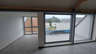 Dit appartement is gelegen in het centrum van Koekelare, op een boogscheut van de markt en park De Mote.<br /><br />Afgewerkt met de nieuwste technieken: warmtepomp, zonnepanelen, vloerverwarming, LED-verlichting, zonnescreens, ...<br /><br />Deze passiefwoning genereert voldoende elektriciteit om geen afname van het net nodig te hebben: NUL verbruik.<br /><br />Bijkomende syndic kost van 75 euro per maand.