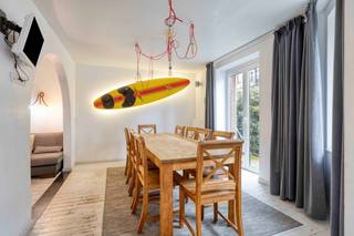 Op topligging, op slechts 50 m van het strand en 500 m van de markt in De Panne, biedt deze ruime woning een unieke combinatie van comfortabel wonen én een bewezen rendement als toeristische verhuurwoning.<br /><br /><strong>Actueel 2 zelfstandige vakantie-units — potentieel 3</strong><br />De woning is vergund als toeristische woning en genereert vandaag al een mooi rendement via twee op zichzelf staande verhuurunits. Een nieuwe eigenaar kan de verhuur volledig as-is overnemen, zonder administratieve rompslomp.<br /><br />Op het <strong>gelijkvloers</strong> bevindt zich een sfeervolle, op zicht staande wellnessstudio met jacuzzi, douche, lavabomeubel en slaaphoek — een echte publiekstrekker voor koppels en wellnessliefhebbers die op zoek zijn naar een exclusieve kustbeleving.<br /><br />De <strong>bovenverdiepingen</strong> vormen een ruim en veelzijdig appartement met maar liefst 6 slaapkamers, twee badkamers (één met ligbad, één met inloopdouche), een volledig uitgeruste keuken, lichte woonkamer en een riante zolderverdieping die perfect als speelkamer of extra slaapkamer fungeert. Met andere woorden: ideaal voor grote gezels of meerdere boekingen tegelijk.<br /><br />Op <strong>verdieping -1</strong> is de derde unit in de maak: een hammam-studio waarvoor de vergunning reeds werd goedgekeurd, maar die nog verder afgewerkt dient te worden. Na realisatie beschikt u over drie zelfstandige vakantie-units, elk met een eigen karakter en een eigen doelpubliek — en dus een aanzienlijk verhoogd rendementspotentieel.<br /><br /><strong>Troeven op een rij:</strong>
<ul>
<li><span>Vergund als toeristische woning — verhuur onmiddellijk over te nemen</span></li>
<li><span>Actueel 2 op zicht staande, autonome vakantie-units</span></li>
<li><span>Reeds vergunde hammam-studio op -1: klaar voor uitbreiding naar 3 units</span></li>
<li><span>Bewezen zomerverhuurrendement</span></li>
<li><span>Gemeubeld verkocht</span></li>
<li><span>Conforme elektrische installatie, EPC label C</span></li>
<li><span>Centrale verwarming op gas</span></li>
</ul>
Ideaal als investering met directe inkomsten, als gecombineerd vakantieverblijf en belegging, of als uitzonderlijk grote gezinswoning op wandelafstand van zee.