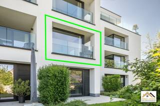 Dit modern appartement met 1 slaapkamer bevindt zich op de eerste verdieping van een recente residentie in Kwatrecht, ideaal gelegen tussen Melle en Wetteren. Dankzij de vlotte verbinding naar de autosnelweg geniet u van een uitstekende bereikbaarheid, terwijl de groene omgeving zorgt voor een aangename woonkwaliteit. Het appartement werd afgewerkt in een hedendaagse stijl en beschikt over een lichtrijke leefruimte met grote raampartijen die zorgen voor een overvloed aan natuurlijk licht. De open keuken sluit naadloos aan op de leefruimte en biedt alle comfort voor dagelijks gebruik. Vanuit de leefruimte heeft u toegang tot een gezellig terras waar u in alle rust van de buitenlucht kunt genieten. Verder omvat het appartement een ruime slaapkamer met aansluitende moderne badkamer en een afzonderlijk gastentoilet. Bij het appartement horen een privatieve autostandplaats, twee fietsstandplaatsen en een afgesloten kelderberging, wat zorgt voor extra opbergruimte en praktisch comfort. Bovendien zijn er zonnepanelen aanwezig, wat bijdraagt aan een energiezuinig verbruik. Een bijzondere meerwaarde is het gemeenschappelijk gebruik van de authentieke hoeve en de tuin, waar bewoners kunnen genieten van extra buitenruimte in een karaktervolle setting. Dit appartement combineert modern wooncomfort, energiezuinigheid en een strategische ligging nabij belangrijke invalswegen, winkels en voorzieningen. Verplicht aan te kopen staanplaats €25 000. Inschrijven via mail naar tommy@immo-home.be, geen telefonische inschrijvingen! Volg ons op Fb en Insta. Voor meer info: www.immo-home.be. GRATIS SCHATTING & GRATIS FINANCIEEL ADVIES