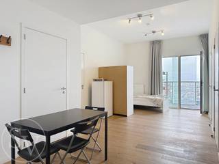 <p><strong>Topappartement met panoramisch uitzicht over Antwerpen!</strong></p>
<p>Op zoek naar een stijlvol appartement met <strong>fenomenaal uitzicht</strong>, veel licht en alle comfort?<br />Dit sfeervolle appartement van ca. 81 m² (incl. terras) bevindt zich op de 20ste verdieping van een van de mooiste woontorens van Antwerpen en biedt een <strong>panoramisch zicht richting het Eilandje en het stadscentrum</strong>.</p>
<p><strong>Troeven</strong></p>
<ul>
<li>Warme parketvloer over de hele woning</li>
<li><strong>Twee</strong> ruime <strong>slaapkamers</strong></li>
<li>Hoge plafonds en overvloedig lichtinval</li>
<li>Tof <strong>terras van 15 m²</strong> toegankelijk vanuit zowel de woonkamer als de slaapkamers</li>
<li>Compacte, volledig ingerichte open keuken (vaatwasser, kookplaat, dampkap, koelkast met vriesvak)</li>
<li>Grote badkamer met inloopdouche, lavabo en toilet</li>
<li>Afzonderlijke berging met aansluiting voor wasmachine</li>
</ul>
<p>Ondergronds vindt u een <strong>kelderberging (B192 op -2)</strong> en een <strong>autostaanplaats (P69 op -1), </strong> deze laatste is <strong>verplicht bij aan te kopen à €27.000</strong>. Er zijn bovendien <strong>drie fietsstalplaatsen</strong> inbegrepen (*).</p>
<p><strong>Comfortabel wonen met zorgeloze opbrengst.</strong></p>
<p>Het appartement is sinds 1 maart 2023 verhuurd aan €875 + €100 provisie algemene kosten.<br />De verhuur verloopt via een poolsysteem, wat betekent dat de opbrengst (na kosten) verdeeld wordt onder alle eigenaars die verhuren. Geen zorgen dus: ook bij tijdelijke leegstand blijft u genieten van een stabiele opbrengst.</p>
<p><strong>Technisch &amp; financieel</strong></p>
<ul>
<li>Verwarming op gas via collectieve installatie met individuele calorimeters</li>
<li>Individuele meters voor water en elektriciteit</li>
<li>Gemiddelde <strong>algemene kosten: ca. €143/maand (exclusief verwarming)</strong></li>
<li>EPC, elektriciteitskeuring, plannen en pre-verkoopinfo beschikbaar onderaan deze pagina</li>
</ul>
<p><strong>Prijs</strong></p>
<ul>
<li>Appartement: <strong>€239.000</strong></li>
<li>Autostaanplaats: <strong>€27.000</strong> (verplicht bij aankoop)</li>
</ul>
<p></p>
<p>Een instapklaar appartement met ruim terras, prachtig uitzicht én zorgeloze investering. Wil je meer weten of een bezoek inplannen? Neem vandaag nog contact met ons op!</p>
<p></p>