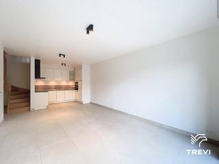 Deze duplex met drie slaapkamers + kinderkamer / werkkamer / inloopkast, gelegen in het project Mench, biedt een ideale combinatie tussen een appartement en een woning, met ruime volumes en een privatieve buitenruimte. Gelegen in een rustige omgeving met een gemeenschappelijke tuin, geniet het project van een strategische ligging vlakbij openbaar vervoer, winkels en hoofdwegen.<br />Het hoofdniveau omvat een lichtrijke leefruimte met een volledig uitgeruste open keuken, met toegang tot de buitenruimte. Een gastentoilet en een wasruimte vervolledigen dit niveau.<br />Op de verdieping vindt u drie slaapkamers, twee moderne badkamers en een extra ruimte die kan dienen als bureau, dressing of kinderkamer. Een perfect pand voor een gezin of huisgenoten die op zoek zijn naar ruimte en modern comfort.<br />De hedendaagse afwerkingen garanderen optimaal dagelijks comfort: uitstekende energieprestatie met een EPC A, warmtepomp, zonnepanelen, ventilatiesysteem met dubbele flux, vloerverwarming, kwaliteitsvolle materialen en verzorgde afwerkingen. Lage provisies. Onmiddellijk beschikbaar. Mogelijkheid om een parkeerplaats te huren tegen meerprijs (met of zonder laadpaal). Oppervlaktes worden ter indicatie opgegeven.<br /><br />
<p><u>Indeling</u>:</p>
<p>Begane grond</p>
<ul>
<li>Entree</li>
<li>Kinderkamer / Kantoor / Kleedkamer</li>
<li>Slaapkamer 1</li>
<li>Badkamer</li>
<li>Toilet</li>
<li>Doucheruimte</li>
<li>2 slaapkamers</li>
</ul>
<p>Tuinniveau</p>
<ul>
<li>Woonkamer met volledig ingerichte keuken</li>
<li>Wasruimte</li>
<li>Toilet</li>
<li>Terras + tuin</li>
</ul>