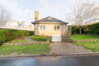 <p><strong>Te koop: ruime open bebouwing in Sterrebeek, gelegen in een rustige woonwijk en op korte afstand van het centrum.</strong></p>
<p>Deze woning uit 1967 biedt een royale indeling en een grote tuin van 578 m². Dankzij de ligging in een residentiële buurt, nabij openbaar vervoer en het centrum van Sterrebeek, geniet u van een perfecte combinatie van rust en bereikbaarheid. Scholen, winkels en invalswegen bevinden zich op wandelafstand, waardoor dit huis ideaal is voor gezinnen.</p>
<p><strong>Belangrijkste ruimtes:</strong></p>
• Woonkamer (37,3 m²) met veel lichtinval<br />• Keuken (24,2 m²) met ruimte voor eethoek<br />• 4 slaapkamers (8,5 m², 9,8 m², 13,0 m² en 24,0 m²)<br />• 2 badkamers (5,7 m² en 4,9 m²)<br />• Garage (24,0 m²)<br />• Kelder (31,0 m²)<br />• Veranda en terras<br />• Tuin (578 m²) met veel mogelijkheden<br />• Wijnkelder
<p><strong>Troeven:</strong><br />• Nabij openbaar vervoer<br />• Gelegen in een rustige woonwijk<br />• Op korte afstand van het centrum van Sterrebeek</p>
<p>Neem vandaag nog contact op met uw ERA-makelaar voor een bezoek.</p>
<p>JOUW DROOMHUIS. ZO GEVONDEN!</p>